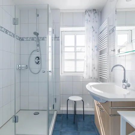 Alt 10 Apartment *